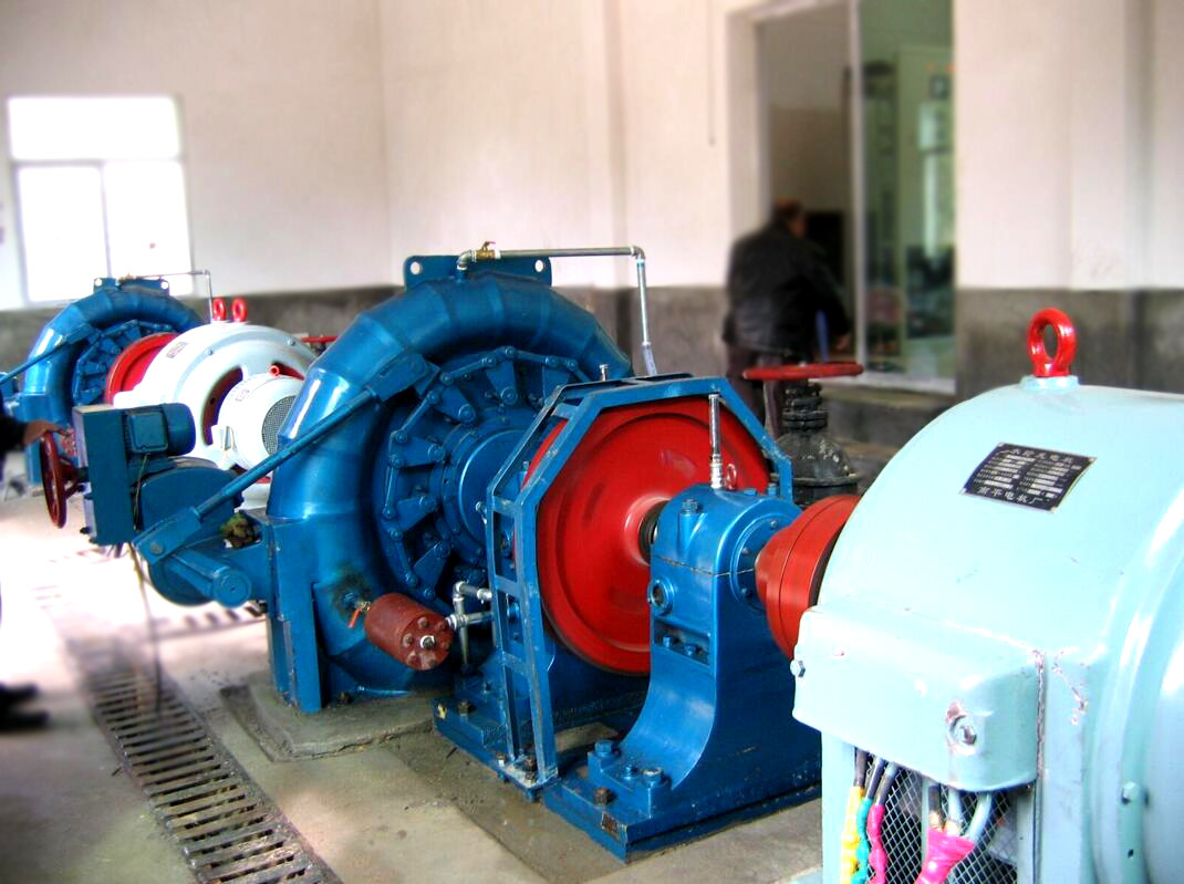 스테인리스 스틸 수직 프랜시스 터빈 발전기 400V - 10kV 전압 물 머리 범위 20m - 300M
